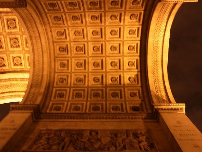 凱旋門の真下から見上げた図。<br />細部にまで本当に凝ってます！