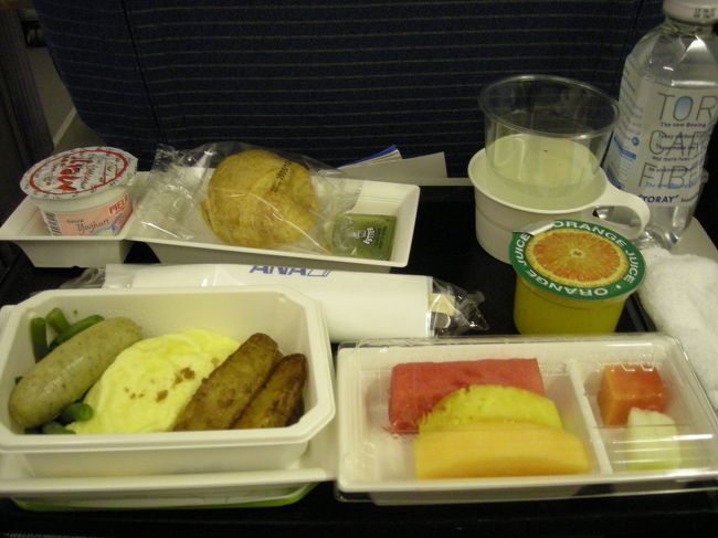 シンガポール発ANAを利用。<br />初ANA！<br /><br />これは朝食。なかなかおいしかったです。