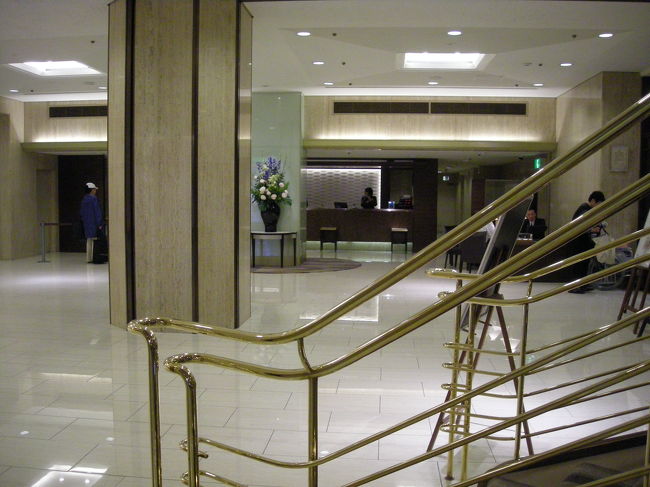 成田からは止まるホテルまで行くリムジンバスを利用。<br /><br />大きい荷物があるときはやっぱりバスが一番。<br /><br />写真は今回利用したホテル、八重洲富士屋ホテル。<br />サービスもいいし、きれいだし大満足のホテルでした。<br /><br />朝到着する便だったから当然チェックインはできず、<br />とりあえず荷物だけ預かってもらいました。