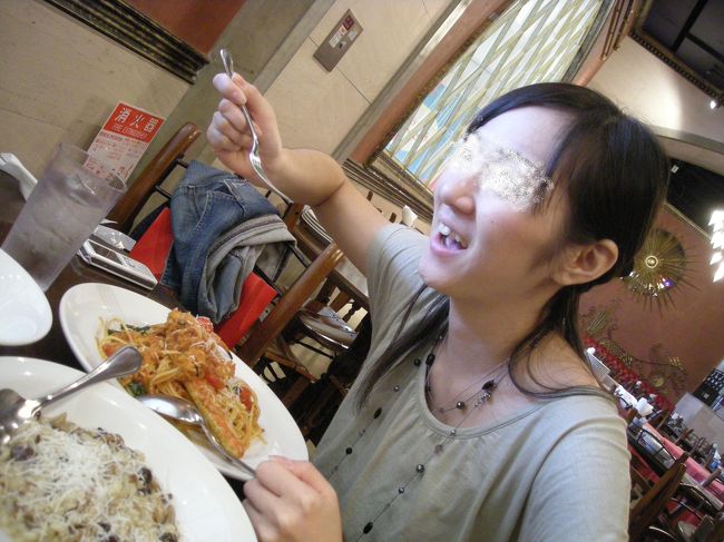 お風呂に入ってすっきりしたら、次はお昼ご飯！<br /><br />日本の料理は何を食べてもおいし〜の！<br /><br />お台場の「LA BOHEME」だったかな。<br />そこのタラバガニパスタ。