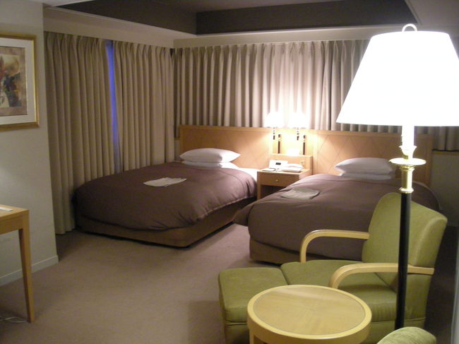 帰ってからホテルのチェックイン。<br /><br />今回はＴＤＲがメインだったから東京駅にしたんだけど<br />これはナイス選択でした。<br />移動が楽。<br /><br />理由は分からないけど、普通の部屋を予約したのに<br />デラックスにランクアップしてくれました。<br />連泊だからか、ホテル側の都合が良かったのか･･･。<br /><br />とても素敵な部屋を用意してくれました。<br />ナイス富士屋ホテル！次も使いたいです！