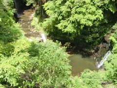 小沢又の滝です。ここでジュースを飲みながら　休憩です。下へ降りていくと５つの滝が眺められます。