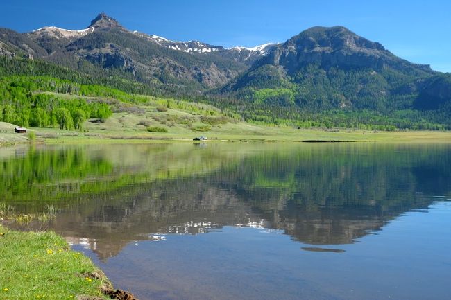 北のほうを見ると･･斜光ですこしは･･はっきりと・・・。<br />朝の時間風もほとんどないので湖水に山の陰が･･･。<br /><br />食事のあと、しばらく･･湖の岸辺沿いに散歩。ちょっとだけ･･小さな虫がとんでいます。