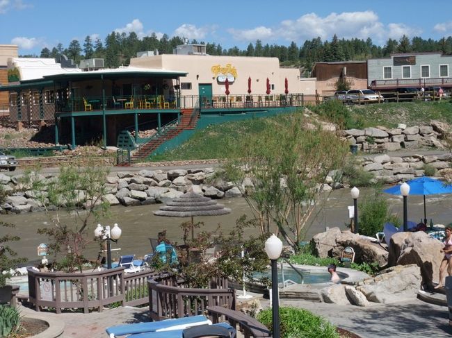 かなり硫黄のにおいの強い温泉で･･温度の違った浴槽が沢山あります。みんな、外で･･ナバホ河のそばにあります。