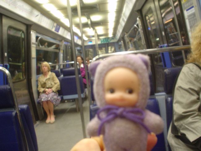 前日夜に到着し、パリの名所も見ぬうちに、地下鉄に乗って郊外へでかけます。