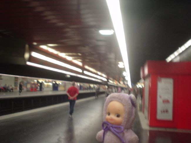 どこがどこやらわからぬままに乗換えです。<br />スリにあわないように気をつけて、と警戒してましたが、この路線はわりとのどかです。