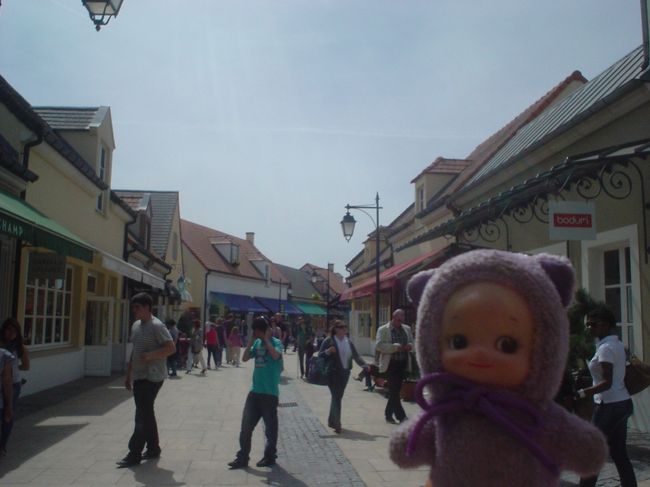 着いたところは、Val d'Europeというショッピングモール＆アウトレット。<br />アウトレットはショッピングモールの中を延々歩いて抜けたところです。