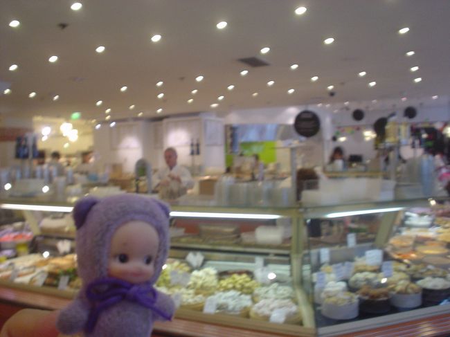 ところ変わってこちらはパリ市内のデパート、Le Grand Marcheの食品館です。<br />おいしそう〜。