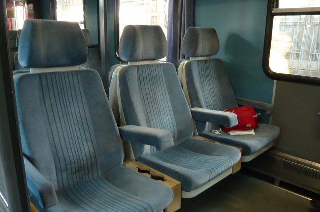 ICEの一等予約席です。　ジャーマンレイルパスを購入してあるので、自分の席を捜して。<br />時間どうりに　リューデスハイム着、　駅前からタクシーで　KDライン観光船乗り場へ。　既に沢山の日本人ツアー客の姿が・・・