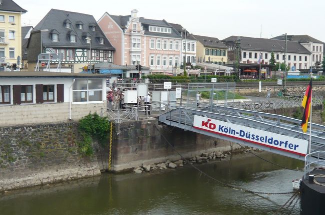 次々乗船し、９：１５出発です。<br />二階建て船、甲板に出て、少し曇っていますが、暖かい格好をしていますので快適！<br />船内では　ドイツ語　英語　日本語で説明あり。　勿論　大部分日本人ツアー客です。