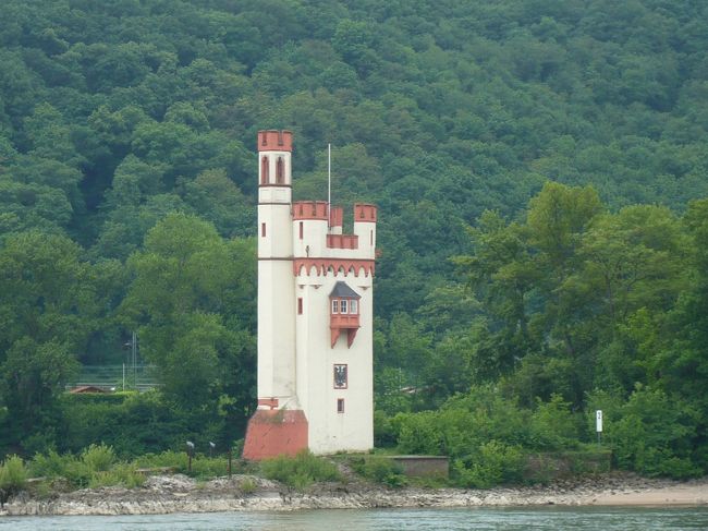 すぐに　ライン河の景色が楽しめ、次の停船はビンゲン（リューデスハイムの対岸）中州には　ねずみの塔が見えます。税関として建てられたそうです。