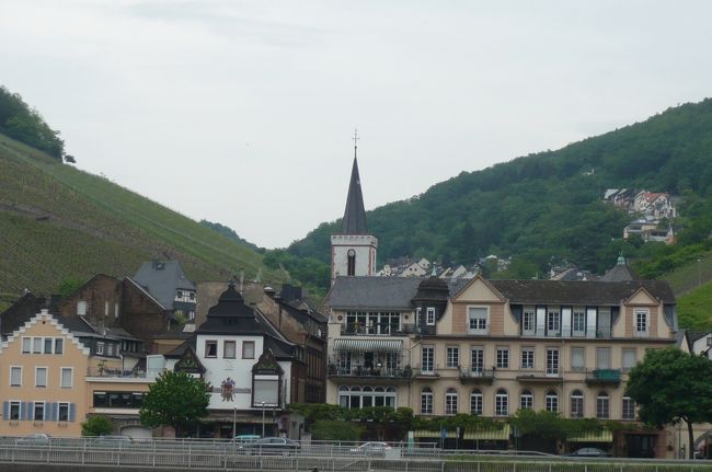 バッハラッハ（出発後３ッ目の）にはこんなに素晴らしい木組みの豪邸がみられます。<br />ここからは　インドのツアー客が大勢乗船、　甲板もかなり混雑してきました。