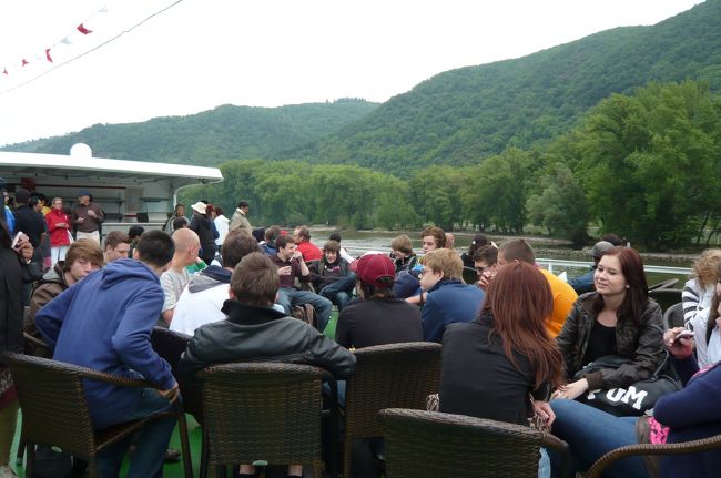 甲板にある椅子は　既に満席。　身動きできないほどの混雑。　リューデスハイムからの日本人ツアー客は肌寒くなった時点で船内に避難！　　雨がひどくなったきた。