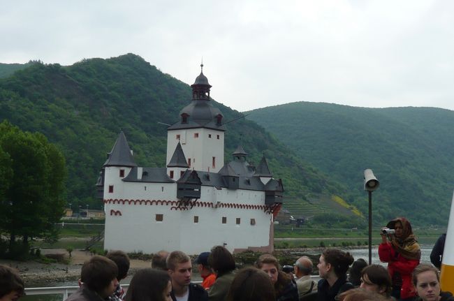 ブファルツ城、河に浮かんでいるように見えます。この背後の丘にも城がそびえ、このあたりは中部ライン地域で　最大のぶどう畑が広がっています。