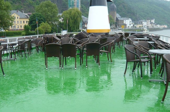 雨がひどくなり、　風も出てきました。　一番人気のローレライの岩山、　この時　甲板上には　私達二人のみ！　　昨夜からTVの天気予報を見て、雨　風対策をバッチリ！　　大成功！<br />甲板はこんな様子でした。<br />以前来た時、９月末でしたが・・・　やはり雨でした。　　