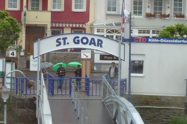 ザンクト　ゴアール。　ここでほとんどのツアー客は下船。　あまりの多さに　さすが時間に正確な船も、８分近く遅れるほど。　<br />ローレライの次の船着場です。