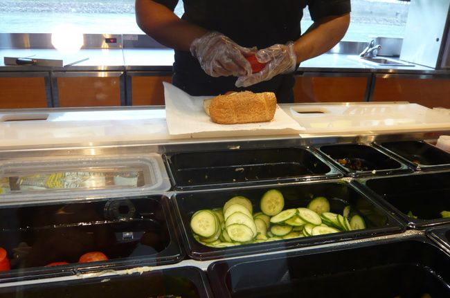 お昼過ぎています。　静かになった船内のレストランで、