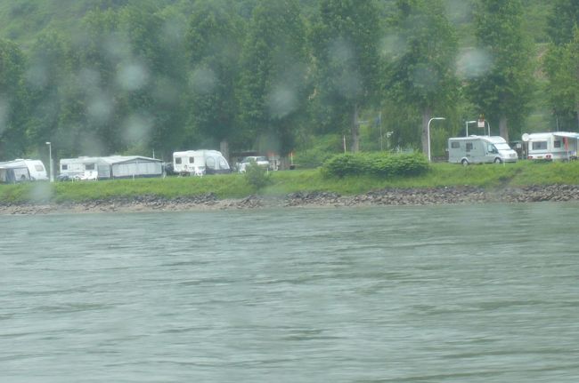 沢山のキャンピングカーが見えます。　雨の中　それでも　皆さん　自然が大好きなのねー