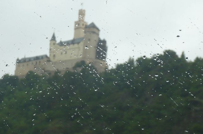 両岸の山　には　それぞれ意匠をこらしたお城が。
