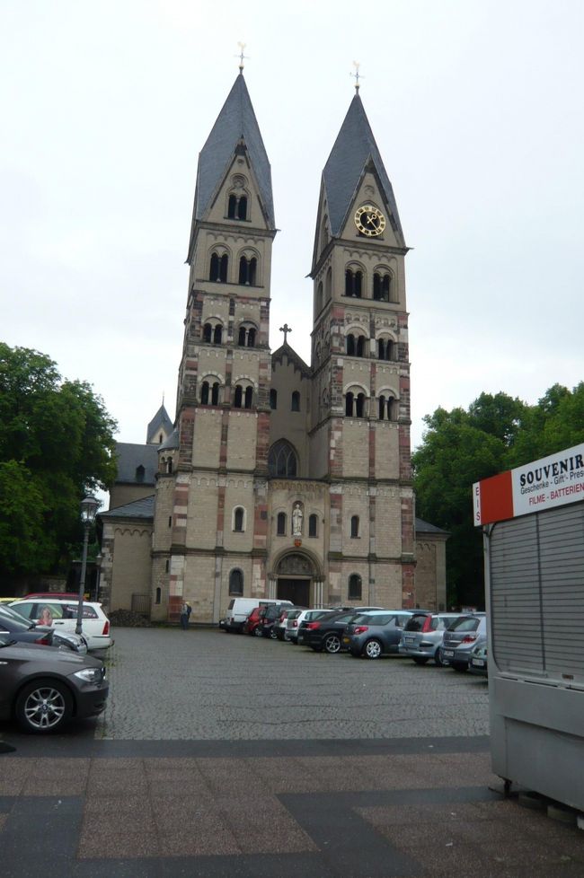 船着場から徒歩、聖カストア教会の横をすぎ、