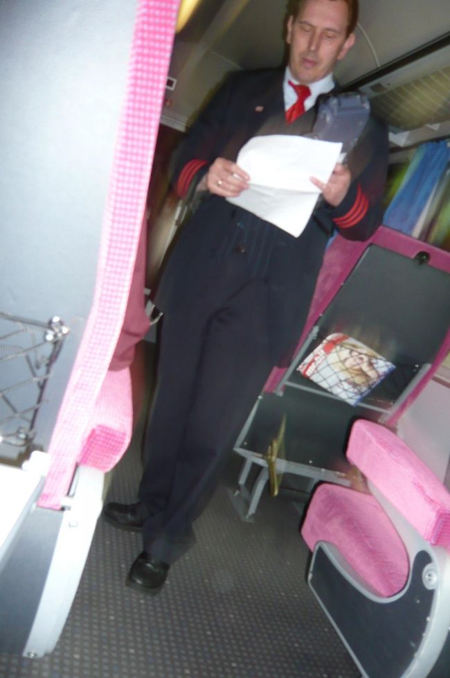 ICEの中では　このような　車掌さんが　チケットの検札を。