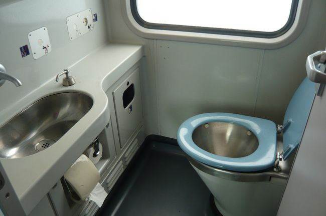 トイレです。　とっても綺麗でした。　ペーパータオルも付いて。