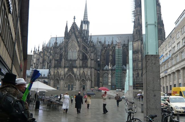 ケルンHbf（中央駅）を出ると、左に大きなケルン大聖堂が。