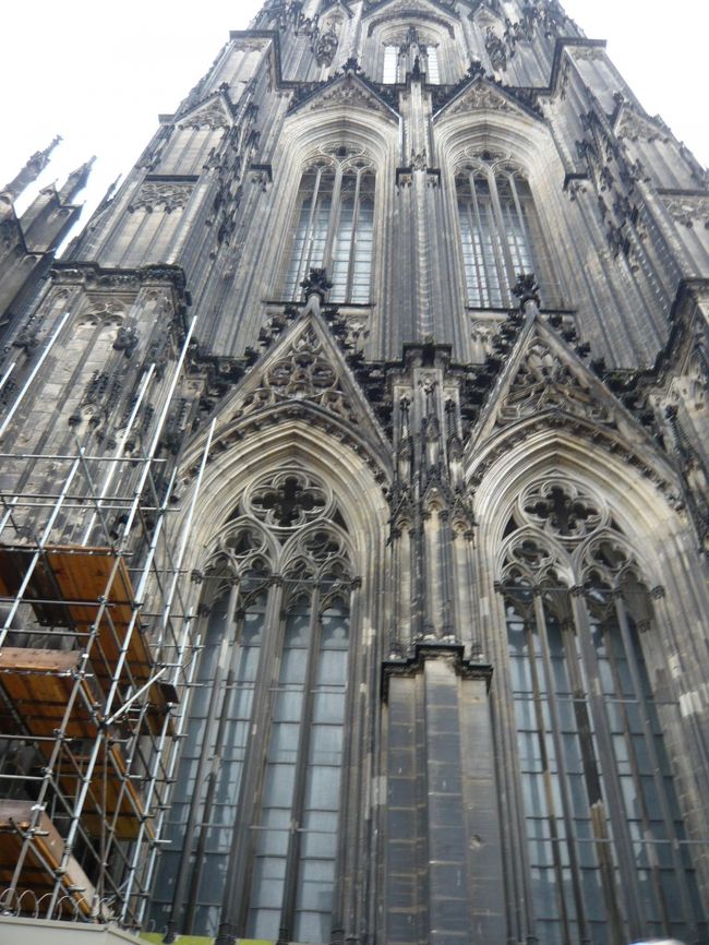 とにかく大きい！　真下から見ると、大きくて全体がカメラに収まらない。<br />１５７ｍもの高さ、奥行き１４４ｍ、幅８６ｍ。<br />