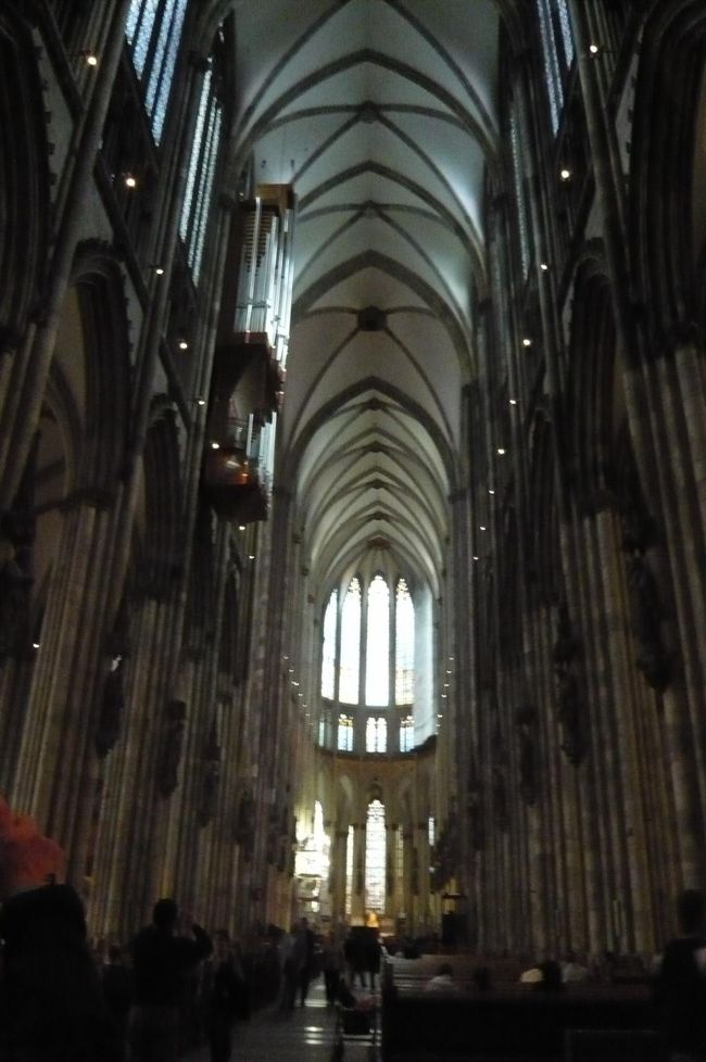 正面です。　４３，５ｍの身廊、驚きの大きさ。