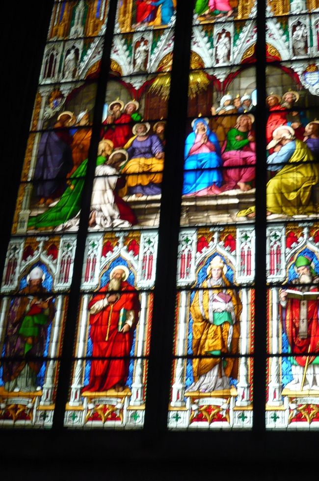 入って右　鮮やかなステンドグラス、これはバイエルン王　ルードウイッヒ１世が奉納。　バイエルン窓と呼ばれて。