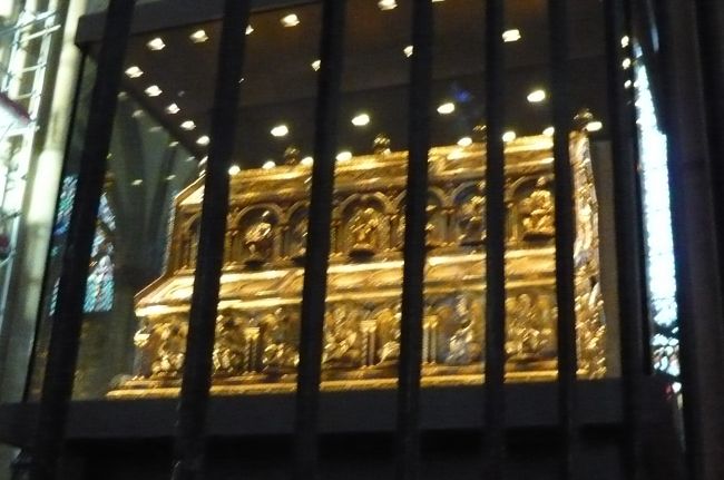 中央祭壇には東方三博士の聖遺物が納められた　世界最大の黄金細工の棺が。