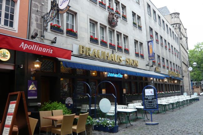 少し早めの夕食、ブラウハウス・ジオンで。　雨模様なので、さすがにテラス席には　人の気配ゼロ。