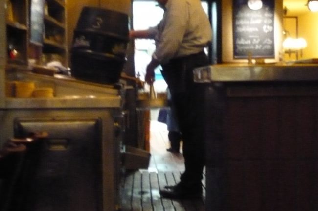 樽からビールを注いで、　やかん？　みたいなトレーにグラスをのせて。