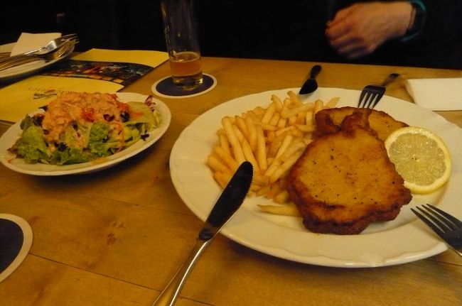 早めの夕食は　シュニッツェルです。　やはり二人で一人前を、丁度良い量でした。