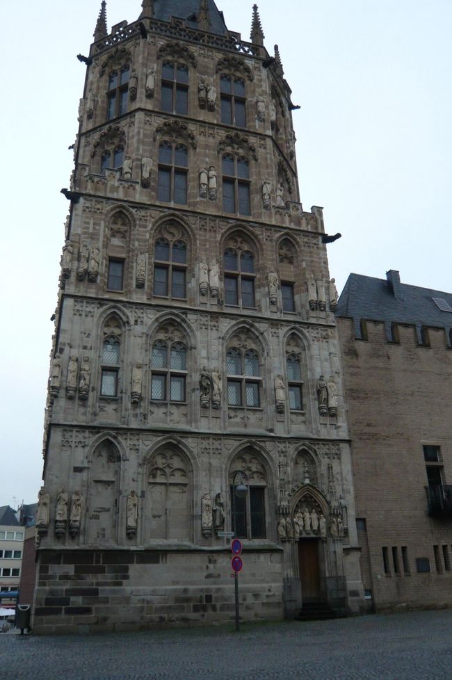 市庁舎、堂々として。　こんな市役所　ステキですね。