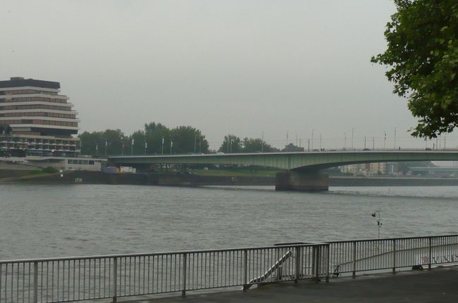 ライン川に沿って　駅へ向かいます。