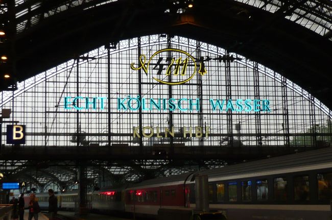 ケルン中央駅、有名なケルンの水　ちゃーんと書いてあります。　ヨーロッパの駅舎はクラシックで、立派。　パリのオルセー美術館が駅舎だった・・・　　納得！　納得！