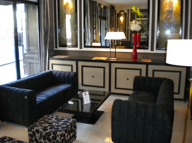 　部屋数40程度のプチホテル、部屋はあまり広くないけどきれいで快適でした。エッフェル塔の近くのエッフェル・セーヌ、目の前がメトロの駅で便利です。