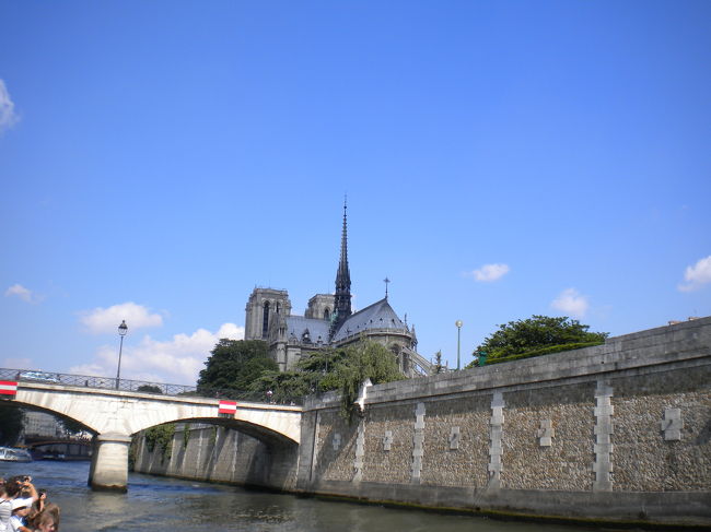 　セーヌ川の船中より。