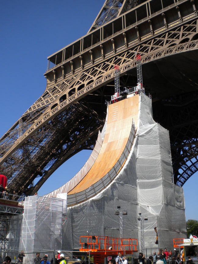 　エッフェル塔でスケボの滑走舞台を作っていました。
