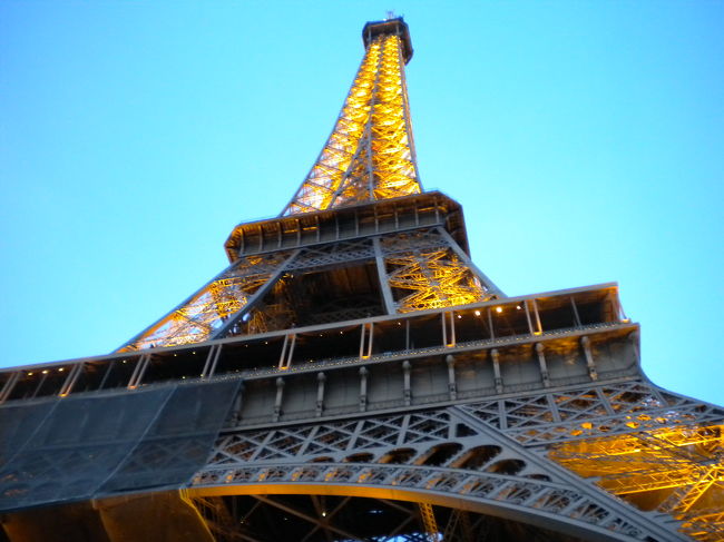 　黄昏時のエッフェル塔はすごくきれいでした。