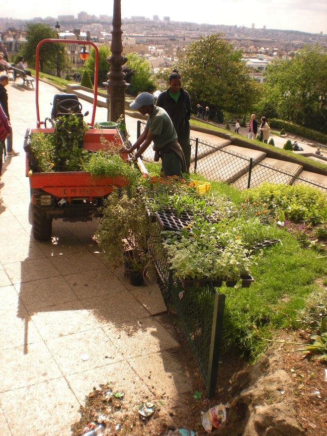 　いたるところで花の植栽をやっていた、これもパリの街を魅力的にする一因。