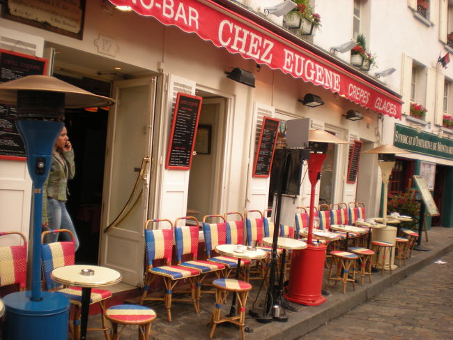 　フランスカラーのモンマルトルのカフェ。