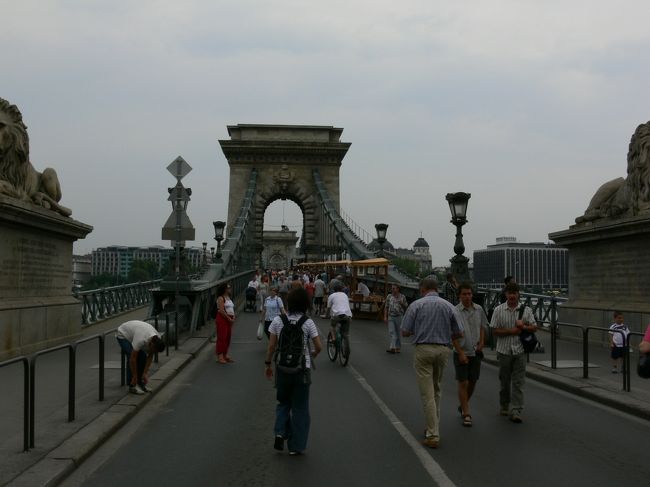 鎖橋をあるいて渡りましょう。