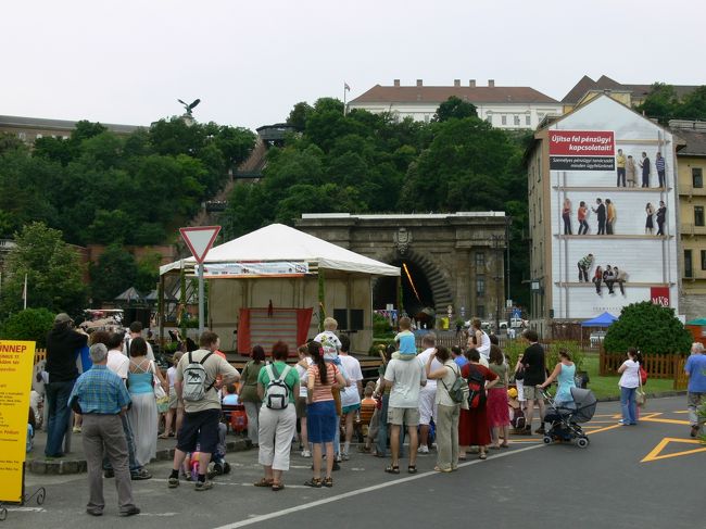 休日とあって、鎖橋周辺にはマーケットや催し物がやっていました。