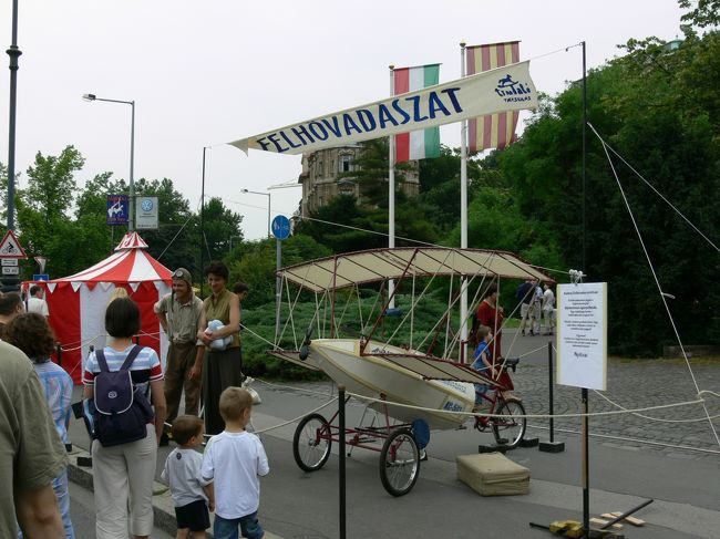 このレトロな飛行機は一体なんの為？？<br />アトラクション？一緒に写真撮るだけ？？