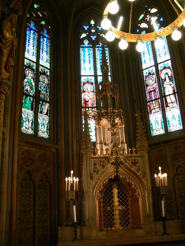 艶やかなステンドグラス。