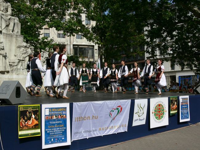 ヴェレシュマルティ広場では民族舞踊が行われていました。