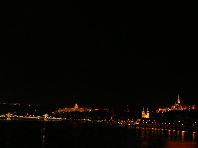 買い物とかしてたらすっかり遅くなってしまった。<br />でもこの夜景を見れるからいいか。。。<br /><br />左からライトアップされた<br />マーチャーシュ教会、王宮、鎖橋。