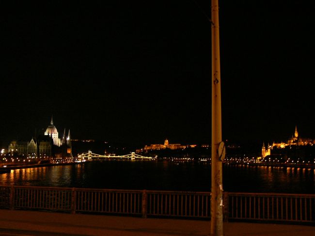 対岸の国会議事堂。